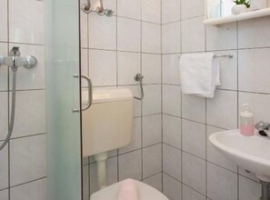 Shower, hair dryer, towels - Guest House Stay & Smile Dolac Primošten - Studio with Terrace and Garden View (Primosten)