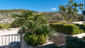 A landscaped outdoor area with a paved walkway, a metal fence, and various green plants. - Guest House Stay & Smile Dolac Primošten - Studio with Sea View and Balcony (Primosten)