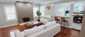 Home Retreat -Sleeps 8 - Near Raging Waters, DisneyLand & LA