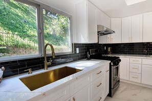 Microondas, horno, placa de cocina y lavavajillas