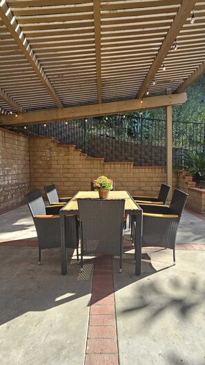 Outdoor dining - Home Retreat -Sleeps 8 - Near Raging Waters, DisneyLand & LA (San Dimas)