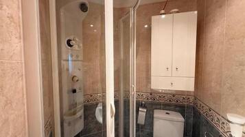 Een douche, een haardroger, een bidet, handdoeken