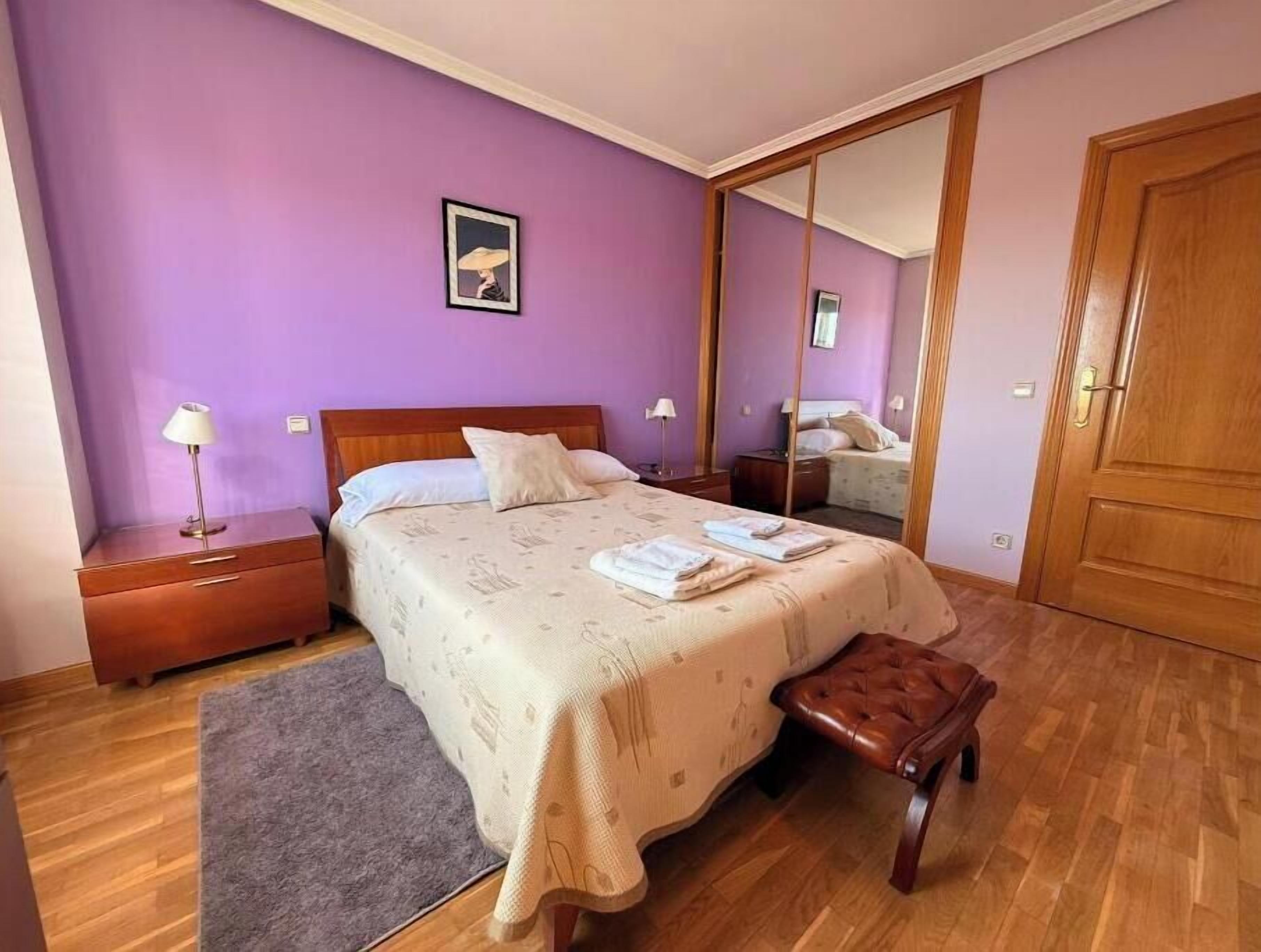 Iron/ironing board, bed sheets