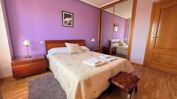 Iron/ironing board, bed sheets
