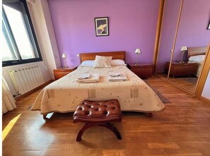 Iron/ironing board, bed sheets