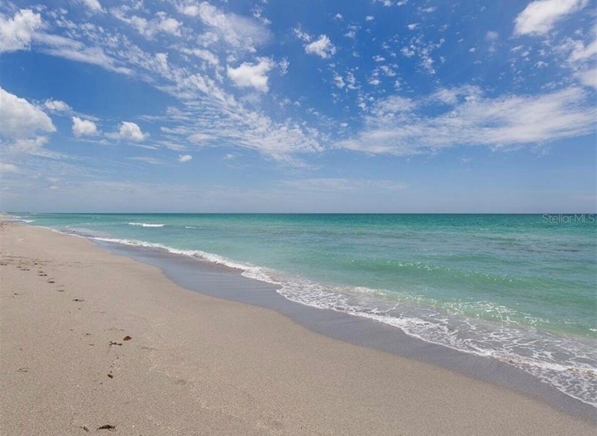 Beach nearby, sun loungers, beach towels