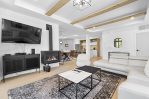 TV, fireplace - 3bdrs w/ Pool & Sauna near Village (Mont-Tremblant)