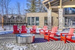 Terrace/patio - 3bdrs w/ Pool & Sauna near Village (Mont-Tremblant)