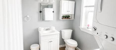 SĂšche-cheveux, serviettes fournies, savon, papier toilette