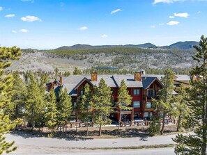 Exterior - Stylish 1BR Condo, Sleeps 5, Ground Floor,  Near Lakeside Village + Ski Shuttle (Keystone)