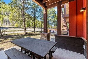 Outdoor dining - Stylish 1BR Condo, Sleeps 5, Ground Floor,  Near Lakeside Village + Ski Shuttle (Keystone)