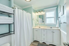 Shower, towels, shampoo - Beachfront Escape: Steps to the Sand & Sun (Surfside Beach)