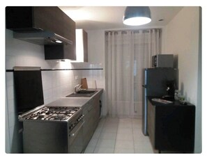 Private kitchen - Vrbo Property (Janzé)