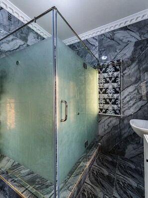 Bathroom - Modern Cozy Home Lekki|WiFi & Security 24/7 Power (Lagos)