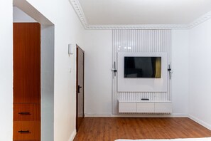 Iron/ironing board, WiFi, bed sheets - Modern Cozy Home Lekki|WiFi & Security 24/7 Power (Lagos)