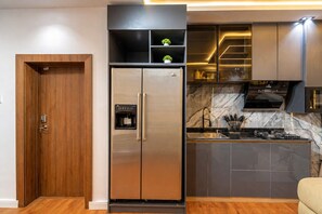 冷蔵庫、電子レンジ、オーブン、コンロ
