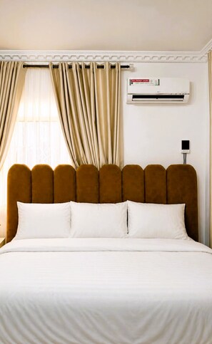 Iron/ironing board, WiFi, bed sheets - Modern Cozy Home Lekki|WiFi & Security 24/7 Power (Lagos)