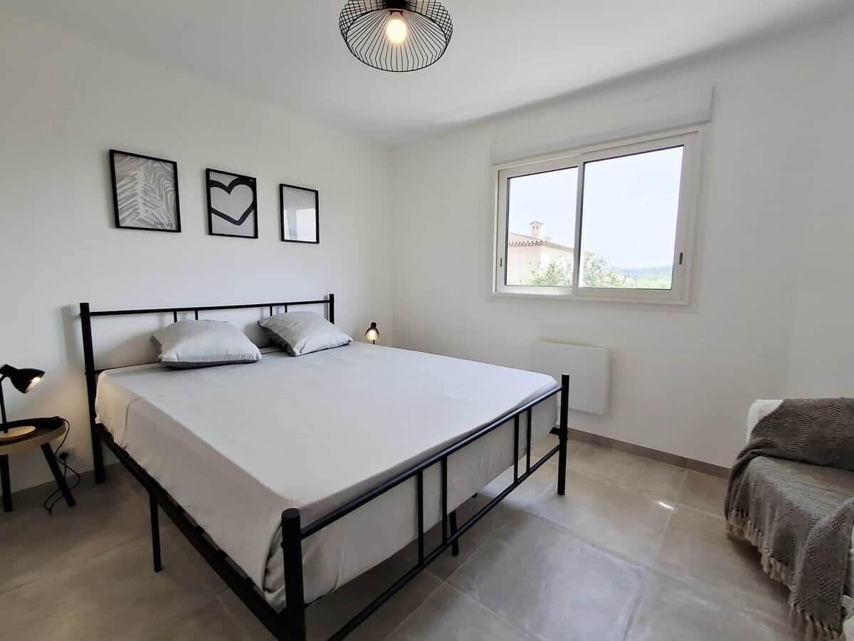 4 habitaciones, tabla de planchar con plancha, wifi y ropa de cama 