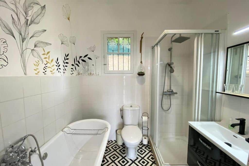 Un bagno con vasca, servizi igienici, doccia e lavandino.