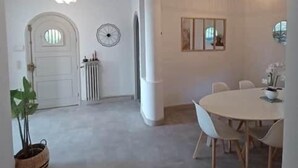 A spacious room with a large window, a round table, and a chair. - Mas Saint Jeaume villa et piscine 10 personnes (Châteauneuf)