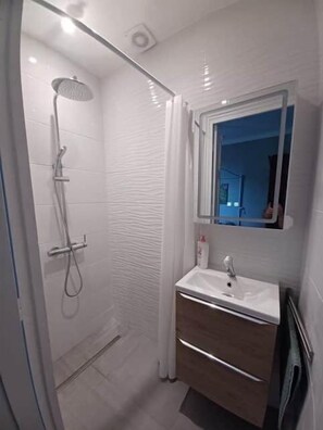 Shower, towels - Mas Saint Jeaume villa and swimming pool for 10 people (Châteauneuf)