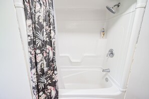 Een douche, een haardroger, handdoeken, zeep