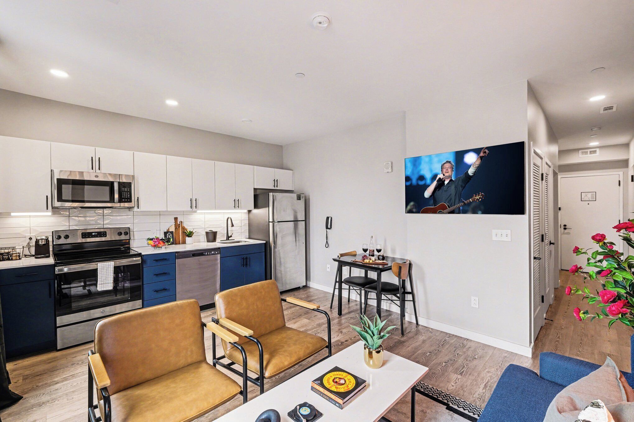 House, 1 Queen Bed with Sofa bed | Private kitchen | Coffee/tea maker, dining tables