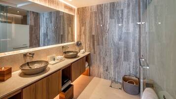 Vila superluxo, vista para o oceano | Banheiro | Banheira e chuveiro separados, secador de cabelo, toalhas de banho
