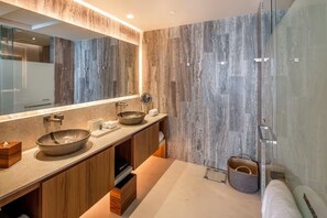 Villa de lujo, vista al océano | Baño | Tina y regadera independientes, secadora de cabello, toallas, jabón 
