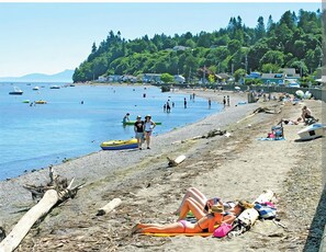 En la playa, camastros y toallas de playa
