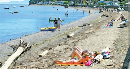 Luxury Maple Beach Waterfront King apartment-Ground Floor only 50 feet to Beach.