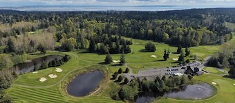 Luxury Maple Beach Waterfront King apartment-Ground Floor only 50 feet to Beach.