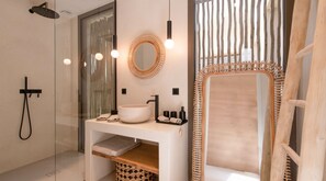 Hair dryer, towels, soap, toilet paper - New 362 m² fully equipped villa, located in Ramatuelle (Ramatuelle)