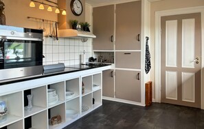 Jääkaappi, mikroaaltouuni, uuni, astianpesukone