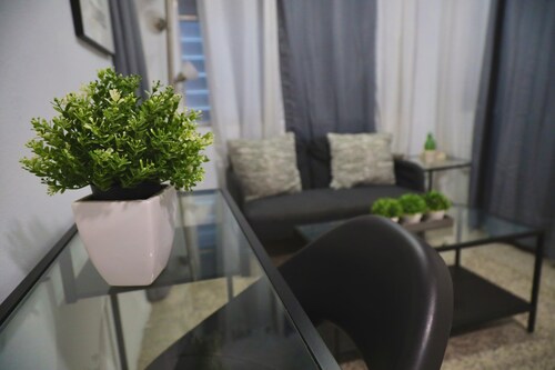 Your Getaway - Close to the airport and everything you need, with a jacuzzi 