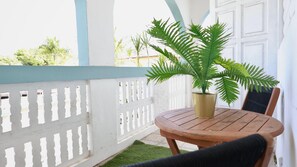 Outdoor dining - Vrbo Property (Carolina)