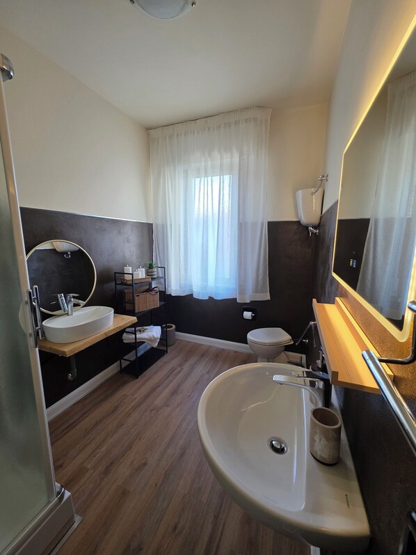 Shower, hair dryer, bidet, towels