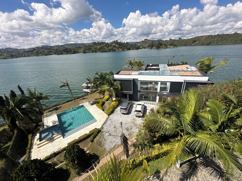 illa Salomé: Luxury, glass pools & epic views of Guatapé.
