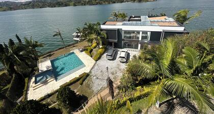 illa Salomé: Luxury, glass pools & epic views of Guatapé.