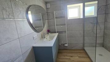 Ducha, secador de pelo, toallas y papel higiénico