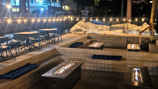 Un patio al aire libre con mobiliario y fogones.