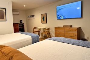 1 bedroom - Newly renovated Double Queen Room in South Lake Tahoe with best location and AC. (South Lake Tahoe)