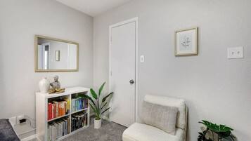 House, Multiple Beds, Patio, Garden View (Foxfire / 30+ Nights) | Interior