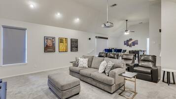 House, Multiple Beds, Pool Access, Pool View (Wildflower 3) | Living area