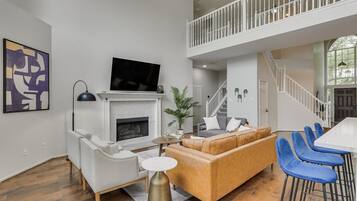 House, Multiple Beds, Pool Access, Pool View (Wildflower 3) | Living area