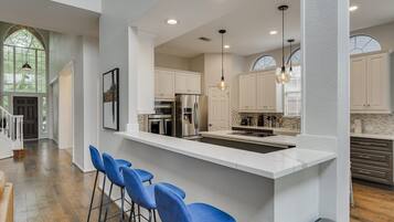 House, Multiple Beds, Pool Access, Pool View (Wildflower 3) | Private kitchen