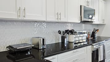 Rumah, Beberapa Tempat Tidur, akses ke kolam renang, pemandangan kolam renang (Sagewood (MA)) | Dapur pribadi