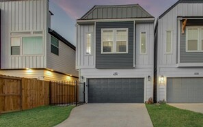 Exterior - Modern Farmhouse, Mins Restaurants & Attractions (Houston)