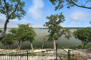 Property grounds - Heavenly Retreat 5bd/5.5ba of Waterfront living (Gainesville)
