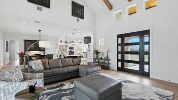 House, Multiple Beds, Hot Tub, Pool View (Heavens Ridge) | Living area